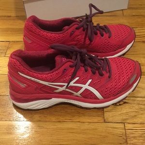 Ladies Asics Dynamic Duomax, size 7 (euro 38)